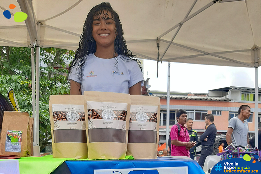 Alison Pino Males, estudiante del programa de Ingeniería de Sistemas, posando con su café: Fogón del Cauca.