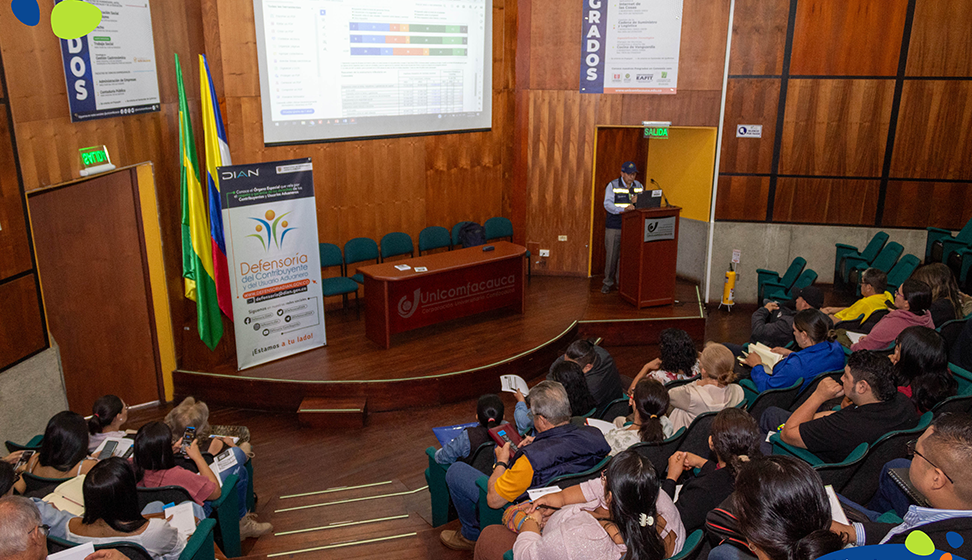 Dr. Gerardo Jojoa impartiendo la capacitación de declaración de renta año gravable 2023 a los asistentes en el Auditorio Julio Arboleda de Unicomfacauca.