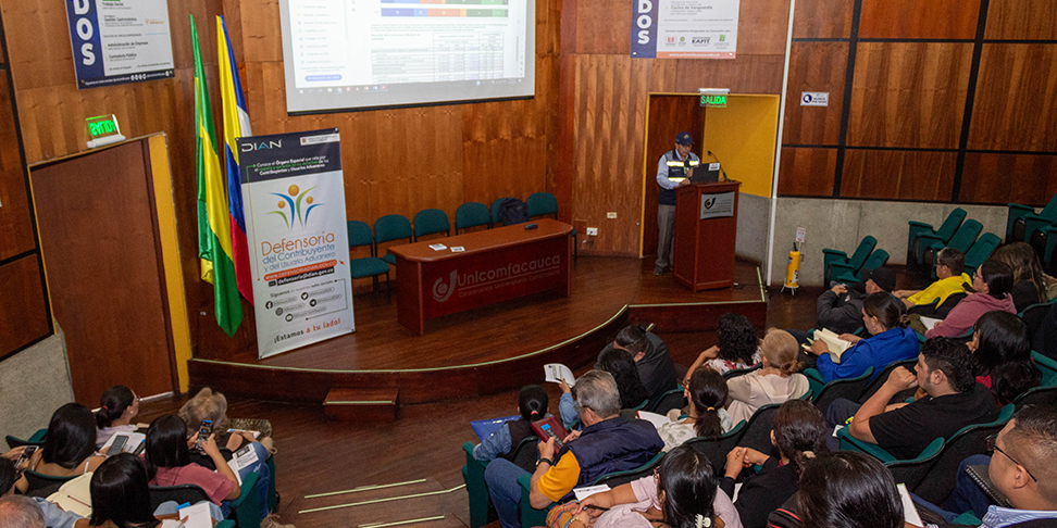 Dr. Gerardo Jojoa impartiendo la capacitación de declaración de renta año gravable 2023 a los asistentes en el Auditorio Julio Arboleda de Unicomfacauca.