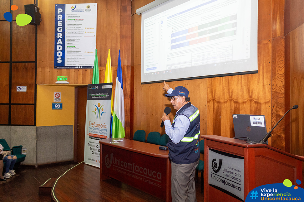 Dr. Gerardo Jojoa impartiendo la capacitación de declaración de renta año gravable 2023 a los asistentes en el Auditorio Julio Arboleda de Unicomfacauca.