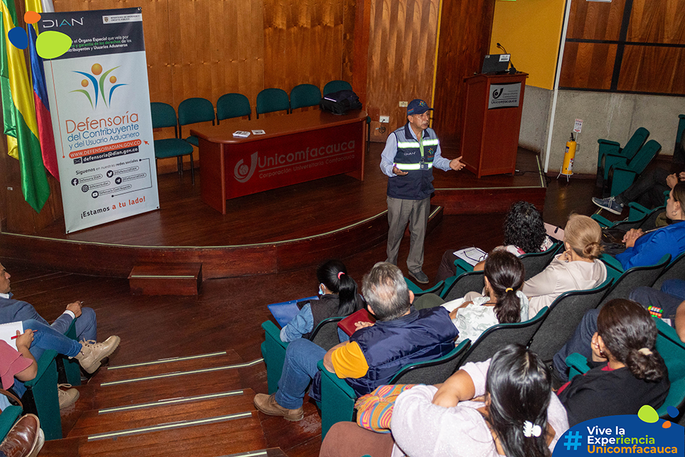 Dr. Gerardo Jojoa impartiendo la capacitación de declaración de renta año gravable 2023 a los asistentes en el Auditorio Julio Arboleda de Unicomfacauca.