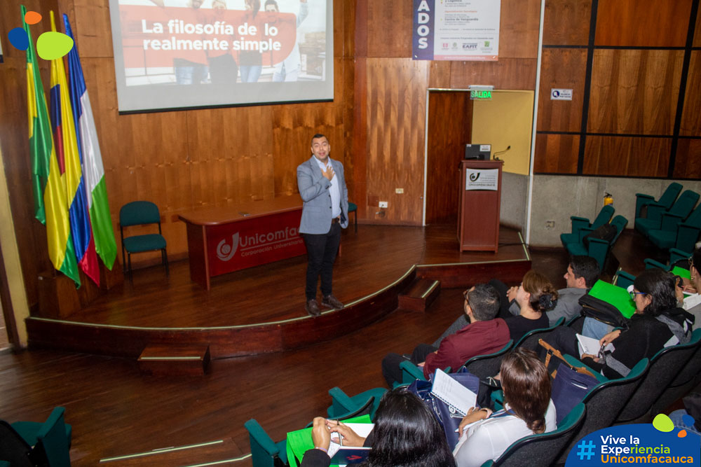 Juan David López exponiendo su charla "Liderazgo inspirador y transformacional”. 