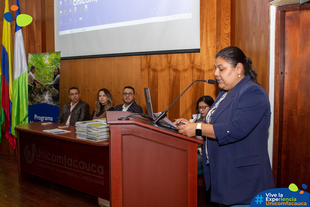 Directora (e) del programa de Derecho de Unicomfacauca, María Fernanda Chaves, dando las palabras de bienvenida a la ceremonia de certificación de la Cátedra Payán.