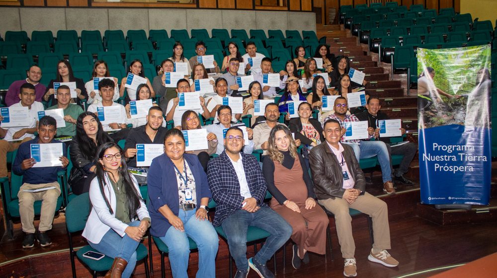 Fotografía grupal de estudiantes de Unicomfacauca y la Universidad Cooperativa de Colombia que se certificaron en la Cátedra Payán; en compañía con algunos directivos de la Cátedra de ambas instituciones.