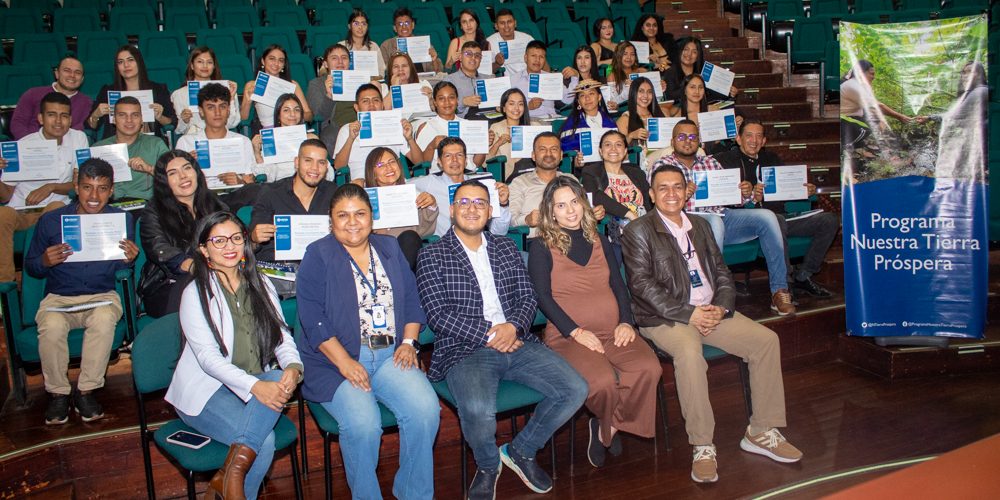 Fotografía grupal de estudiantes de Unicomfacauca y la Universidad Cooperativa de Colombia que se certificaron en la Cátedra Payán; en compañía con algunos directivos de la Cátedra de ambas instituciones.