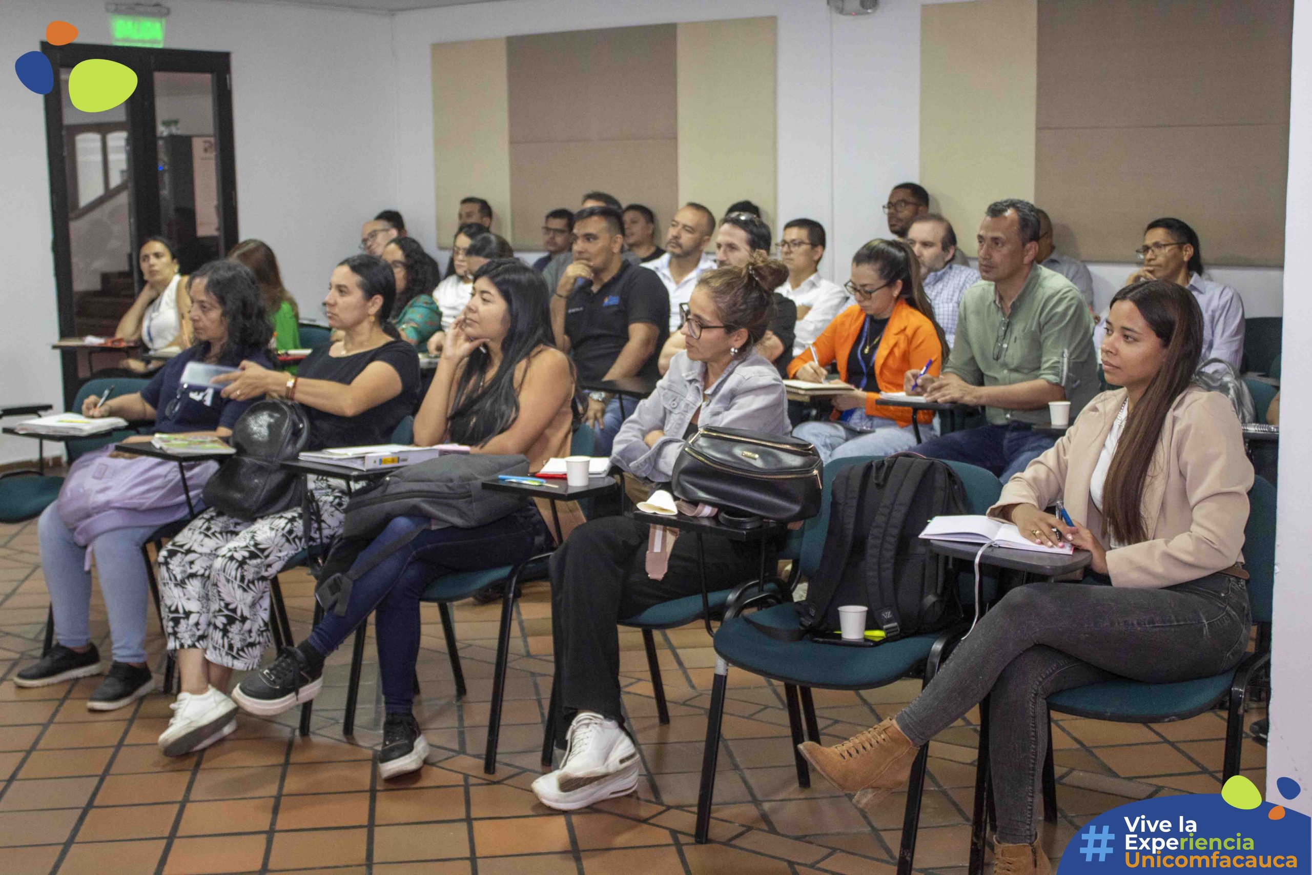 Docentes unicomfacaucanos se actualizan en innovación educativa con IA