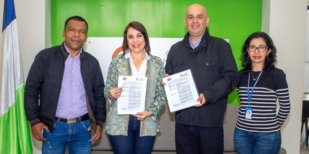 Dra. Lina Uribe Correa, el alcalde de La Sierra, Manuel Fernando Guerrero Ortega y la Directora Administrativa y Financiera de Unicomfacauca, Gaby Tintinago.