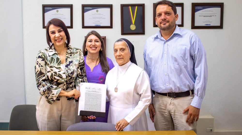 La Dra. Lina Uribe Correa, la Rectora del Colegio Hogar Madre de Dios, Miriam Marmolejo Millán y el Coordinador del Departamento de Ciencias Básicas, el Mg. Mauricio Mosquera.