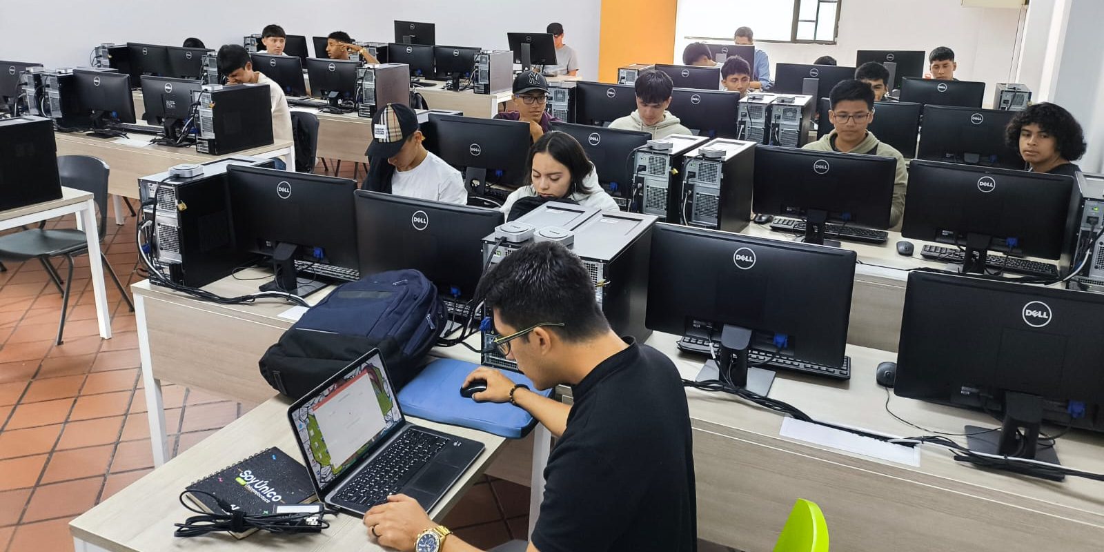 Estudiantes de Ingeniería Mecatrónica se familiarizan con la fabricación digital a través de un taller práctico