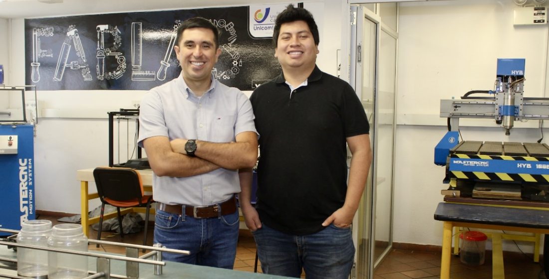 Director de CTeI, Mg. Julio Eduardo Mejía Manzano y el egresado de la Ingeniería Mecatrónica, Diego Rivera.
