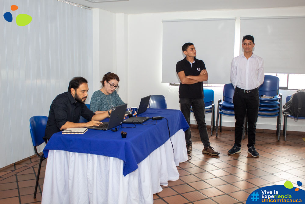 Los estudiantes Fernando José Dulcey y Maicol Eduardo Guaca Tosne, del programa de Tecnología en Gestión Gastronómica de Unicomfacauca, presentando su proyecto: "Transformación de cáscara de café en snacks".