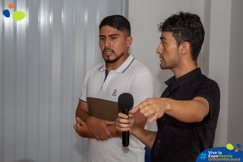 Los estudiantes Olbeimer Rodríguez Parra y Andrés Felipe Forero Méndez, del programa de Ingeniería Mecatrónica de Unicomfacauca, presentando su proyecto WetterGreen.