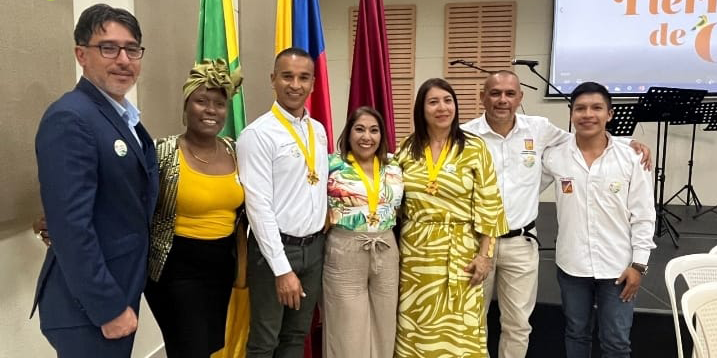 Directora de Unicomfacauca zona norte usando la Cruz del Samán y junto a ella otras personas que también fueron reconocidas por la Alcaldía de Santander de Quilichao.