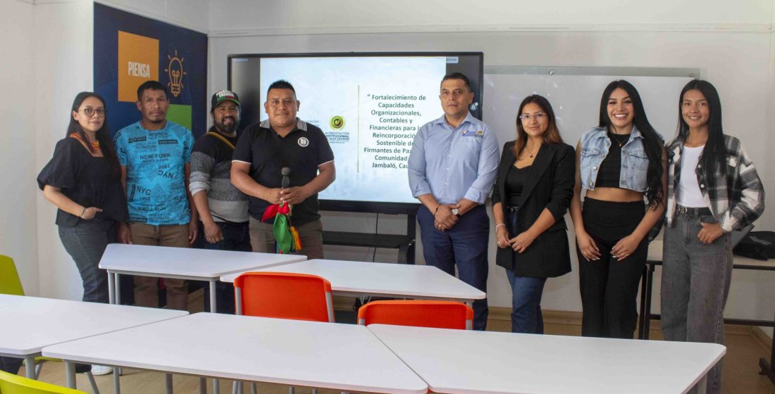 Decano de la Facultad de Ciencias Empresariales, Denis Augusto Lara; las profesoras Lina Teresa Gómez, del programa de Contaduría Pública, y Angélica Cardozo Rico, del programa de Administración de Empresas; Lina Rosero, representante de la Agencia para la Reincorporación y la Normalización (ARN); y a las autoridades locales de Jambaló.