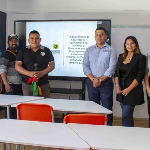 Decano de la Facultad de Ciencias Empresariales, Denis Augusto Lara; las profesoras Lina Teresa Gómez, del programa de Contaduría Pública, y Angélica Cardozo Rico, del programa de Administración de Empresas; Lina Rosero, representante de la Agencia para la Reincorporación y la Normalización (ARN); y a las autoridades locales de Jambaló.