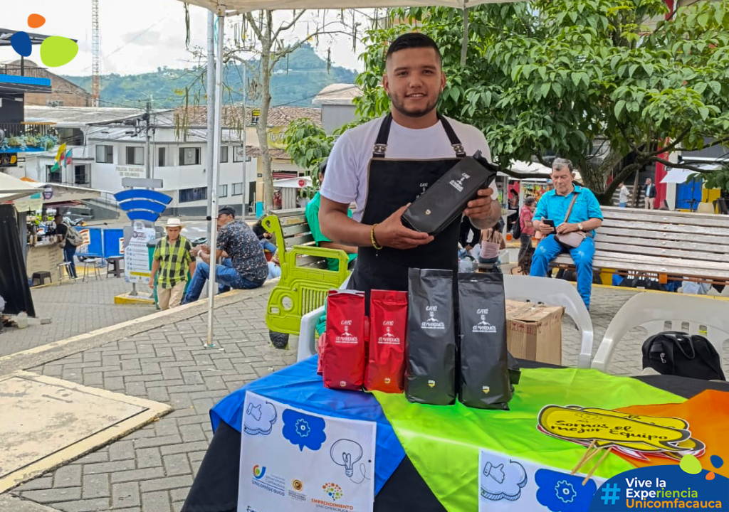 Juan Sebastián Caicedo Quintana del programa de Ingeniería Agroambiental posando con su producto, el Café El Marqués.
