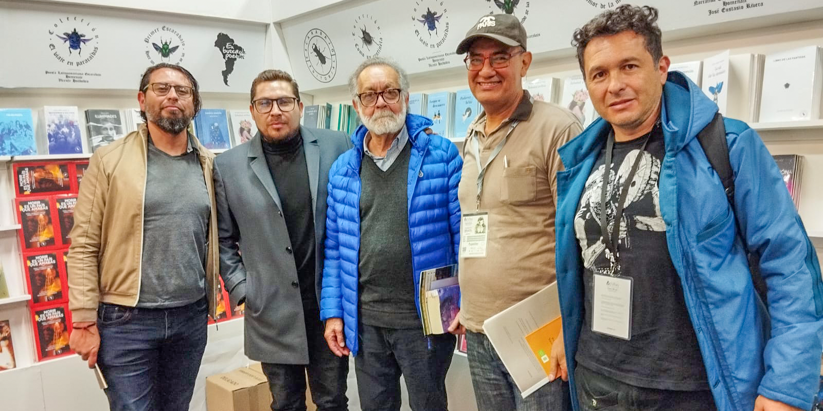 Docente Diego Román junto con otros poetas en la FILBO 2024.