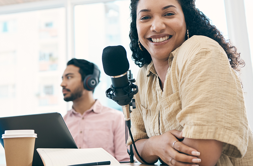 Imagen con licencia de uso libre que muestra a una mujer afroamericana sonriendo frente a un micrófono.