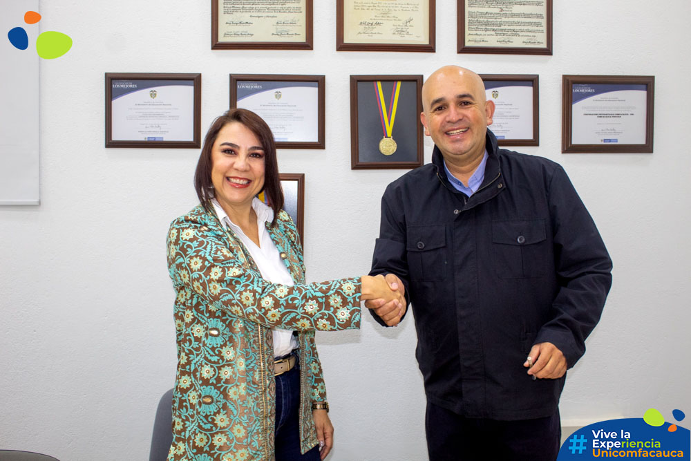 Dra. Lina Uribe Correa, y el alcalde de La Sierra, Manuel Fernando Guerrero Ortega, dándose la mano al firmar el nuevo convenio.