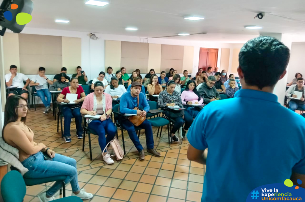 Salón 101 lleno con los comerciantes asistentes de la ciudad.